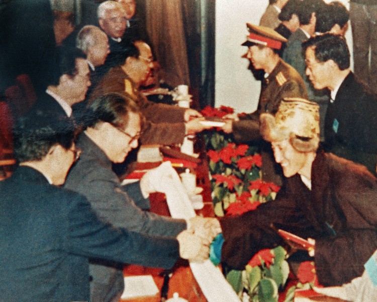01 1991年1月24日中共中央總書記江澤民為格勒頒發(fā)“做出突出貢獻(xiàn)的中國(guó)博士學(xué)位獲得者”榮譽(yù)稱號(hào).jpg