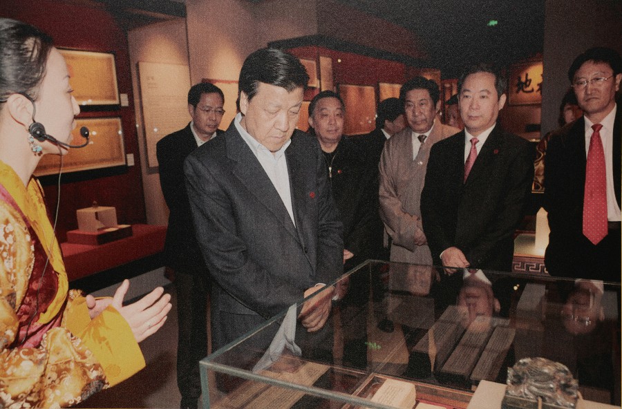 01 2010年3月28日中央政治局委員、中央書記處書記、中央宣傳部部長劉云山參觀西藏文化博物館~1.jpg
