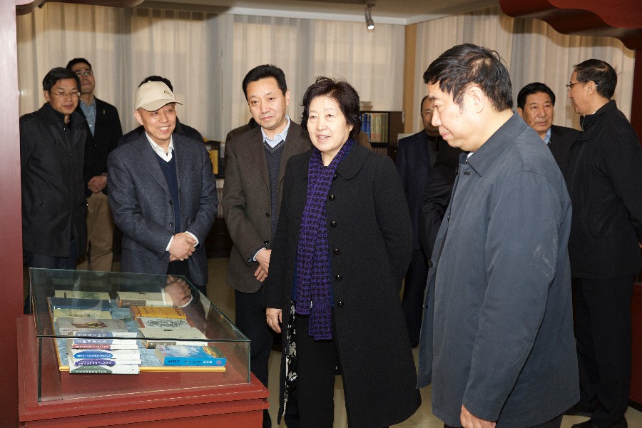 02 2015年2月12日中央政治局委員、中央統(tǒng)戰(zhàn)部部長孫春蘭在藏研中心調(diào)研~1.jpg
